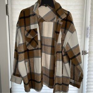 OVERSIZED BROWN AND WHITE PLAID LONG SLEEVE JACKET IN WOMENS SIZE LARGE